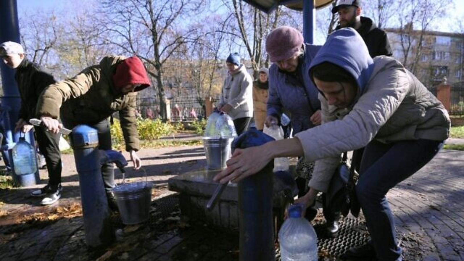 سكان كييف يملأون حاويات وزجاجات بلاستيكية من مضخة مياه في إحدى الحدائق في العاصمة الأوكرانية كييف في 31 أكتوبر 2022