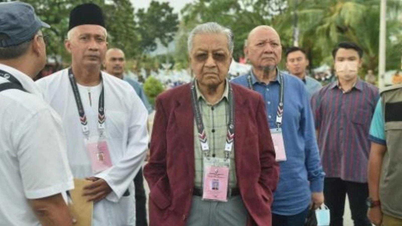 صورة مؤرخة في 5 نوفمبر 2022 لرئيس الوزراء الماليزي السابق مهاتير محمد (وسط) في جزيرة لانكاوي