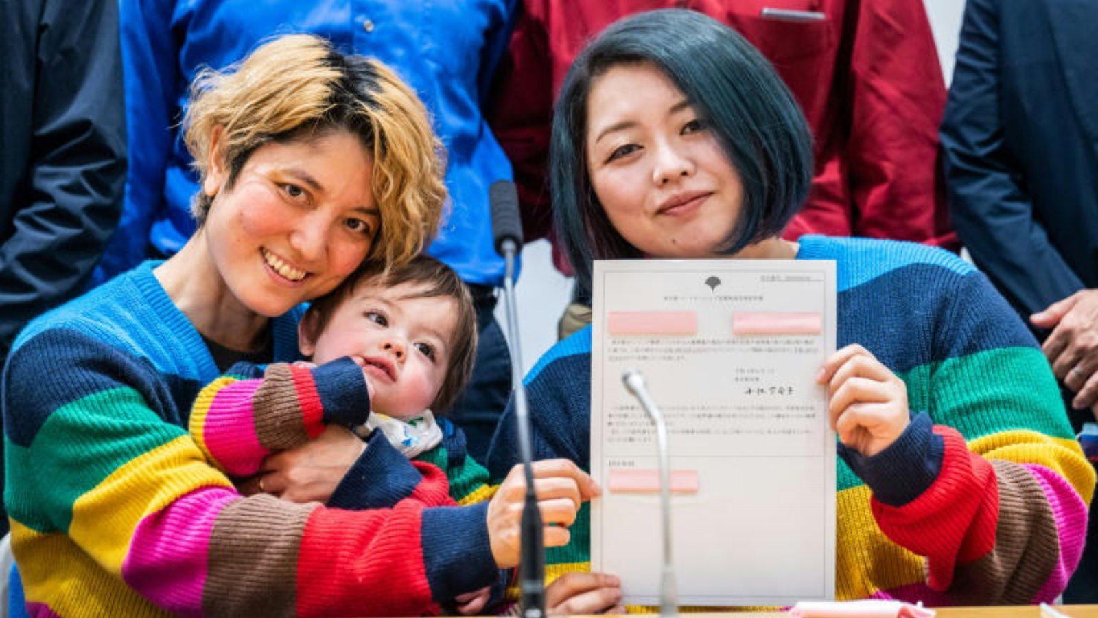 يابانيتان تحملان شهادة اعتراف بشراكتهما المثلية عقب مؤتمر صحافي في طوكيو في الأول من نوفمبر 2022