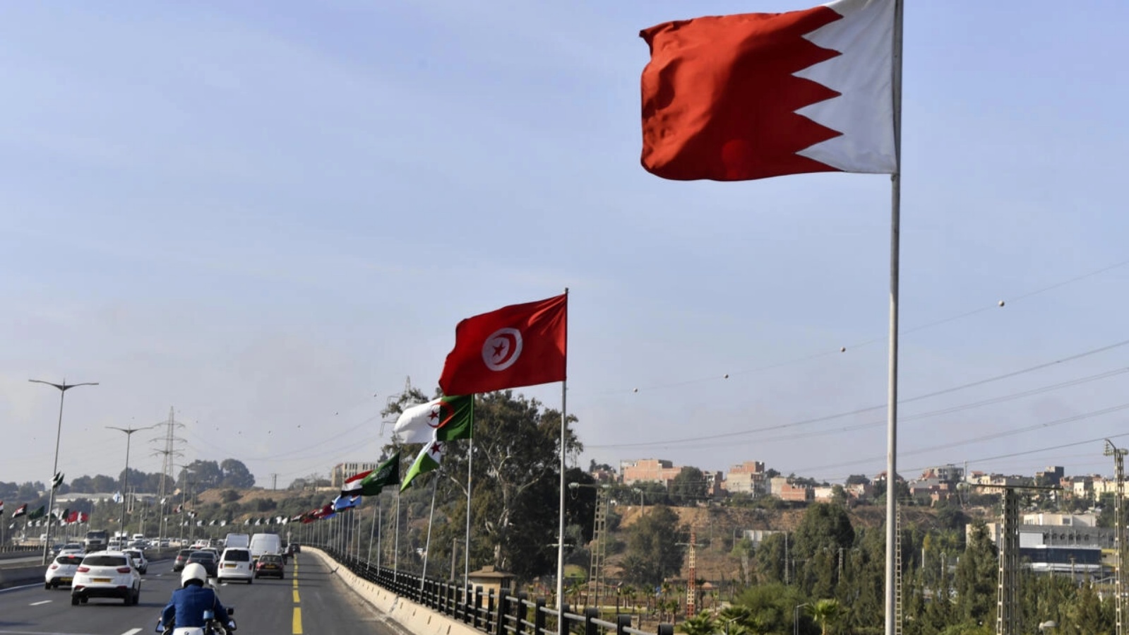 أعلام الدول العربية الأعضاء في جامعة الدول العربية ترفرف على طول طريق سريع في 29 أكتوبر 2022 في العاصمة الجزائرية التي تسضيف قمة عربية قريباً