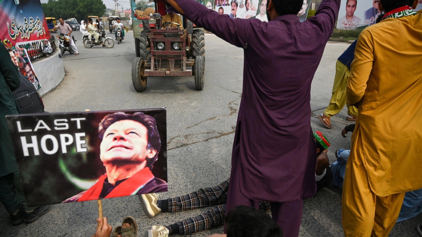 مؤيدو رئيس الوزراء الباكستاني السابق عمران خان يتظاهرون في وزيرآباد في 4 نوفمبر 2022 غداة محاولة اغتياله