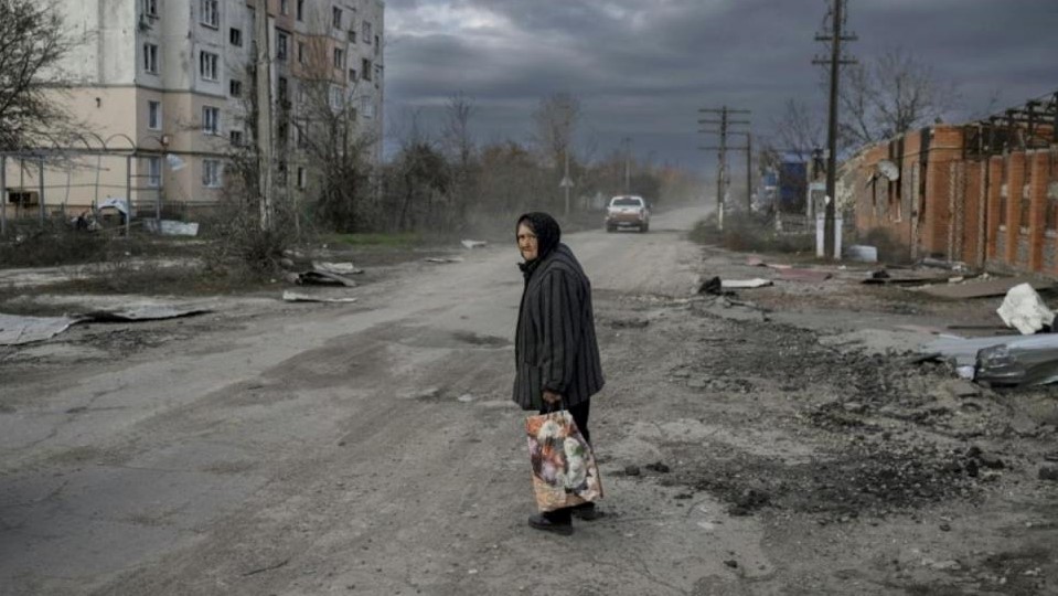 امرأة عجوز تمشي في قرية أرخانهيلسكي بمنطقة خيرسون في 3 نوفمبر 2022، والتي كانت تحتلها القوات الروسية سابقًا