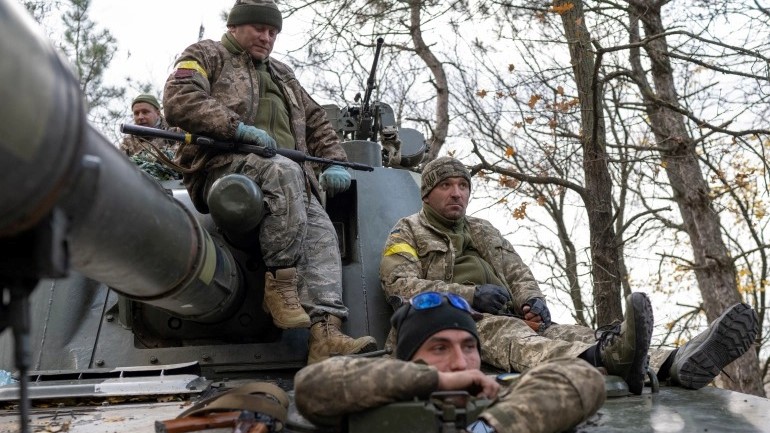 جنود أوكرانيون على متن دبابتهم يتحضرون للهجوم المضاد على المواقع الروسية في خيرسون