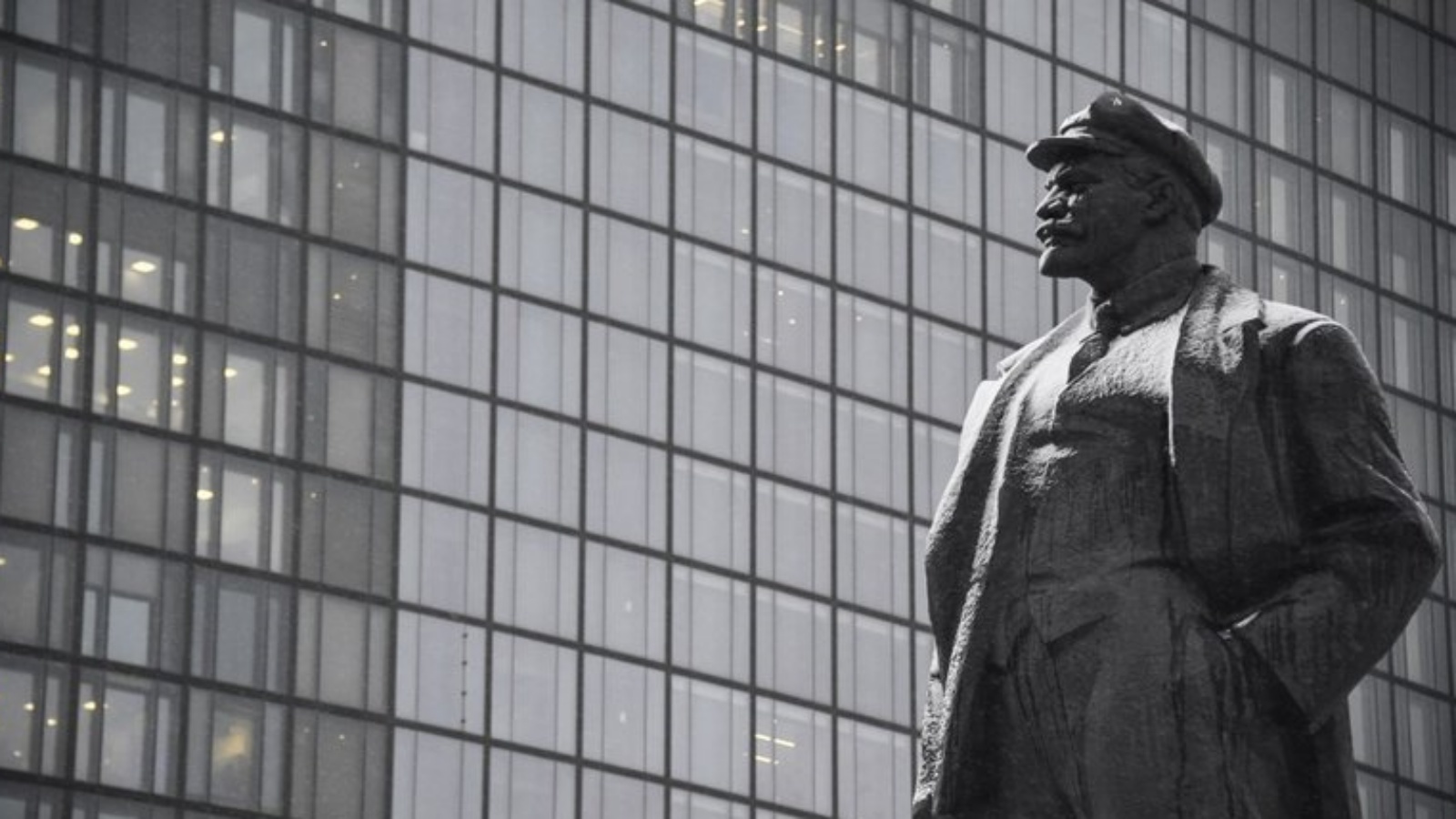 تمت إزالة العديد من تماثيل لينين في أعقاب ثورة 2014 التي أدت إلى إقالة رئيس موال لروسيا، في محاولة 