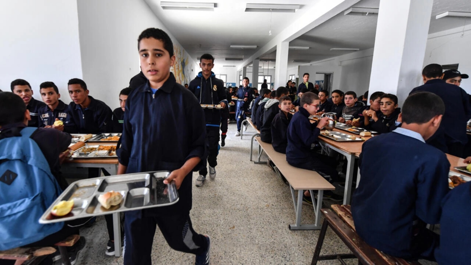 تلامذة في مقصف مدرسة مكثر الداخلية في تونس في 29 سبتمبر 2022