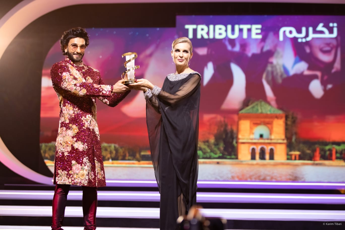 لحظة تكريم الممثل الهندي رانفير سينغ