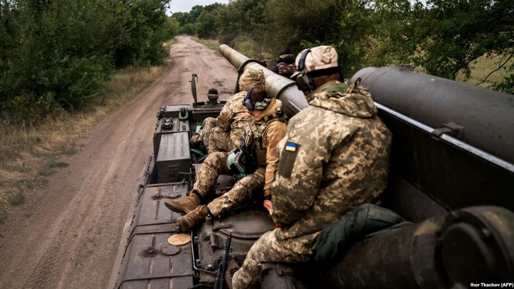 مدقع أوكراني ثقيل ذاتي الدفع يتجه نحو الحدود مع خيرسون