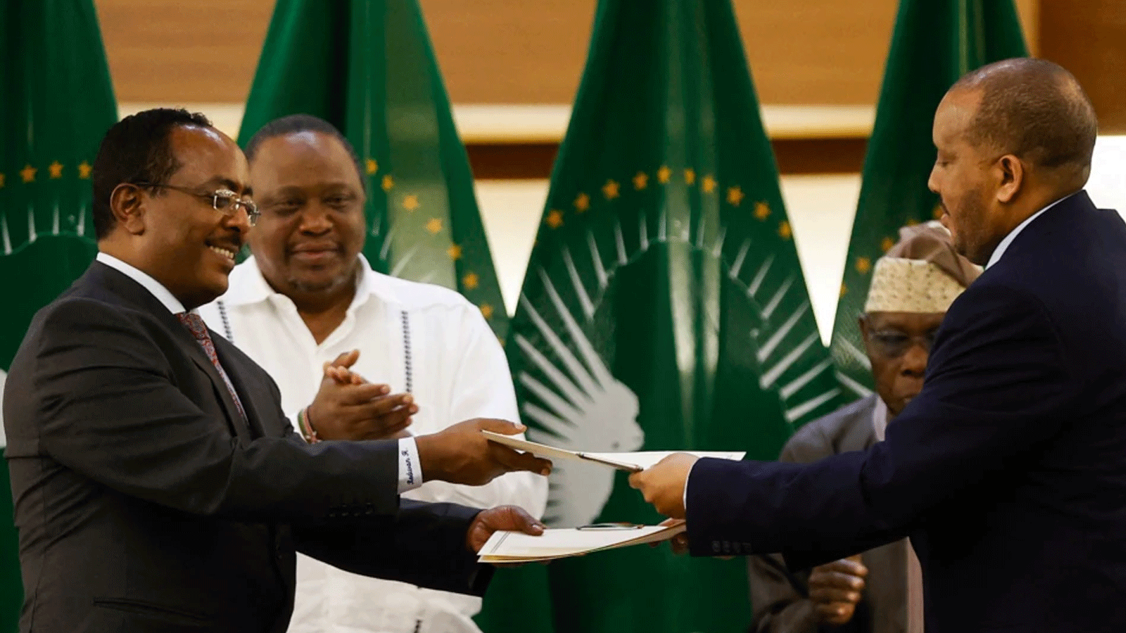 رضوان حسين راميتو (يسار)، ممثل الحكومة الإثيوبية، وغيتاشيو رضا (يمين)، ممثل جبهة تحرير تيغراي الشعبية، يتبادلان الوثائق بعد توقيع اتفاق سلام بين الطرفين. 2 تشرين الثاني\نوفمبر 2022.