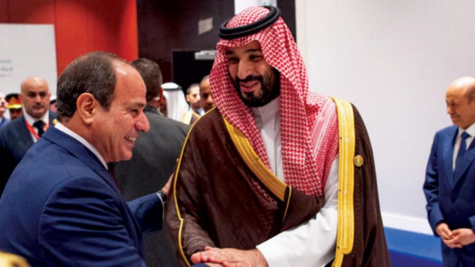 ولي العهد السعودي محمد بن سلمان والرئيس المصري عبد الفتاح السيسي على هامش القمة أمس (واس)