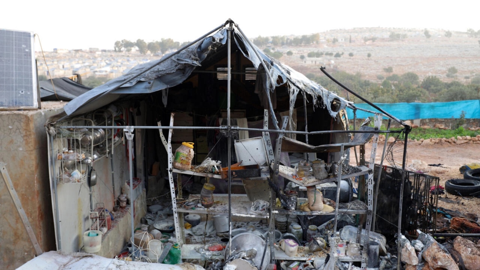 خيمة مدمّرة بعدما استهدفها قصف لقوات النظام في منطقة كفر جالس غرب مدينة إدلب في 6 نوفمبر 2022 