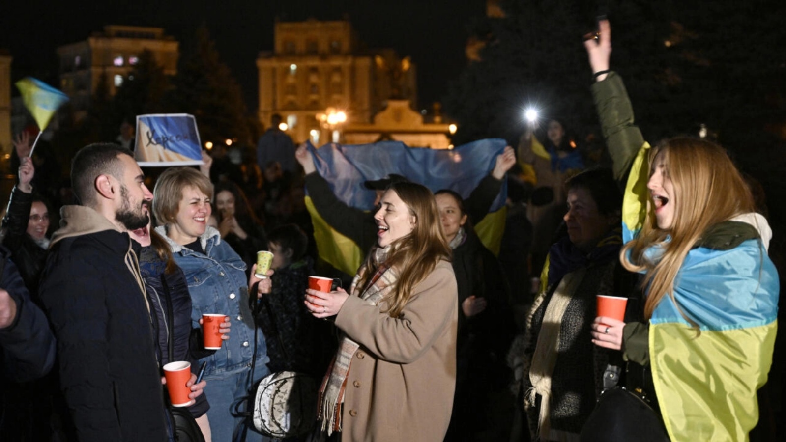 تجمّع أشخاص في ساحة ميدان في وسط العاصمة الأوكرانية كييف للاحتفال بتحرير مدينة خيرسون الجنوبية في 11 نوفمبر 2022 