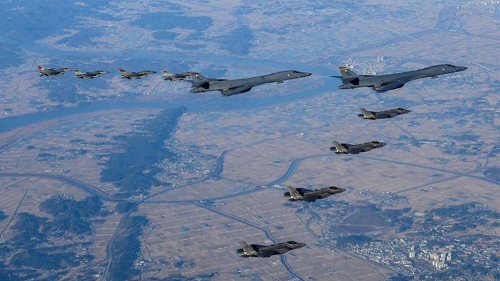 قاذفتان ثقيلتان من طراز B-1B للقوات الجوية الأميركية وأربع طائرات مقاتلة من طراز F-16 جنبًا إلى جنب مع أربع طائرات مقاتلة تابعة للقوات الجوية الكورية الجنوبية من طراز F-35 خلال مناورة جوية مشتركة تسمى 