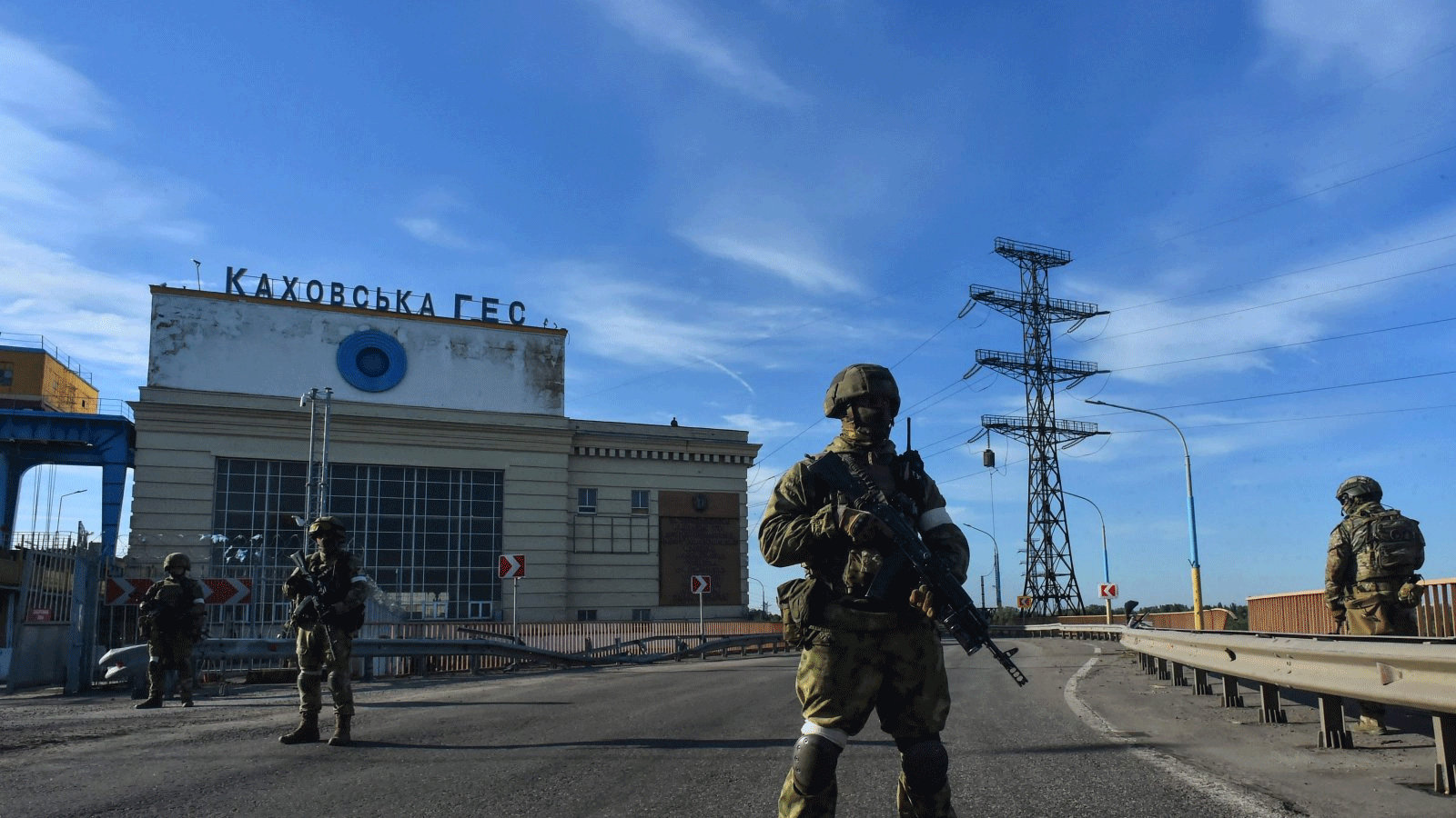 دورية للجنود الروس في محطة كاخوفكا للطاقة الكهرومائية، خيرسون أوبلاست، أوكرانيا، 20 أيار\مايو 2022