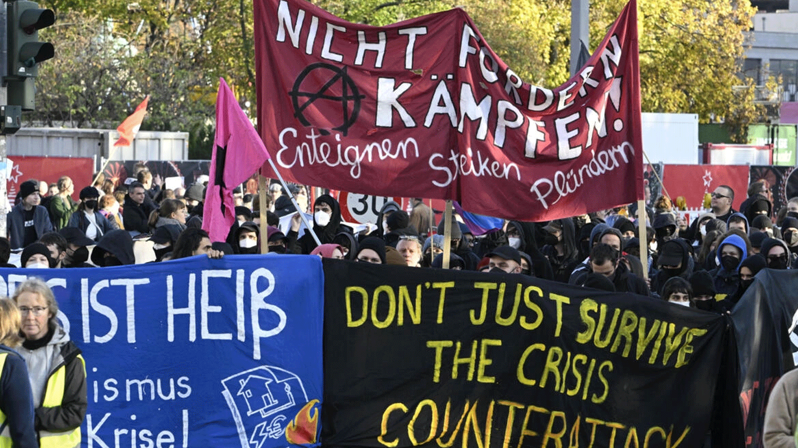  المتظاهرون خرجوا في مسيرة في أنحاء العاصمة الألمانية بعد دعوة من المنظمات اليسارية للاحتجاج على ارتفاع الأسعار والإيجارات