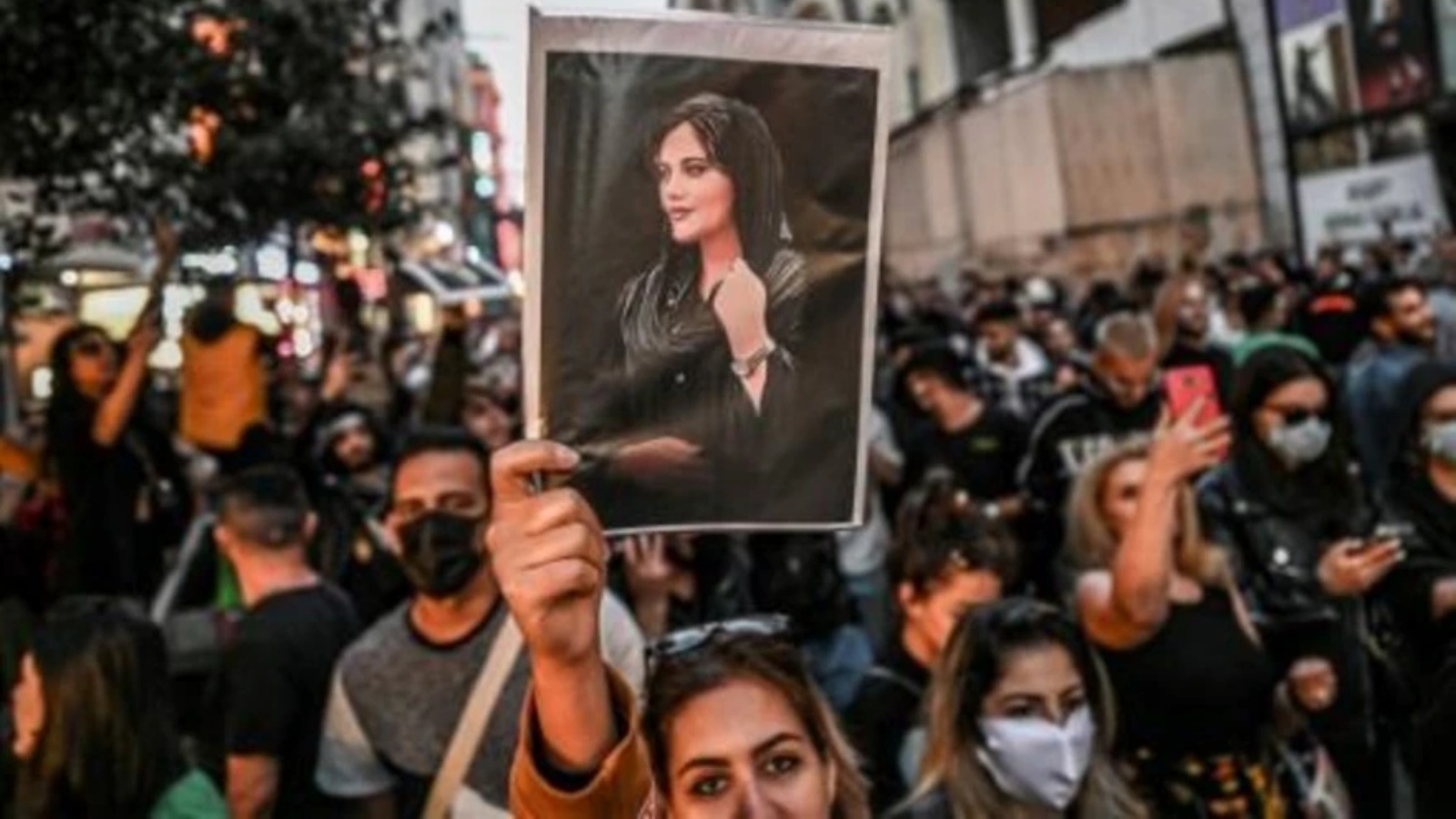 متظاهرة ترفع صورة مهسا أميني في اسطنبول بتاريخ 20 سبتمبر 2022 