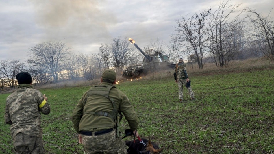 أعضاء وحدة المدفعية الأوكرانية يطلقون النار على مواقع روسية باتجاه مدينة خيرسون، 28 أكتوبر 2022، في المنطقة الأوكرانية التي ضمتها روسيا أخيراً