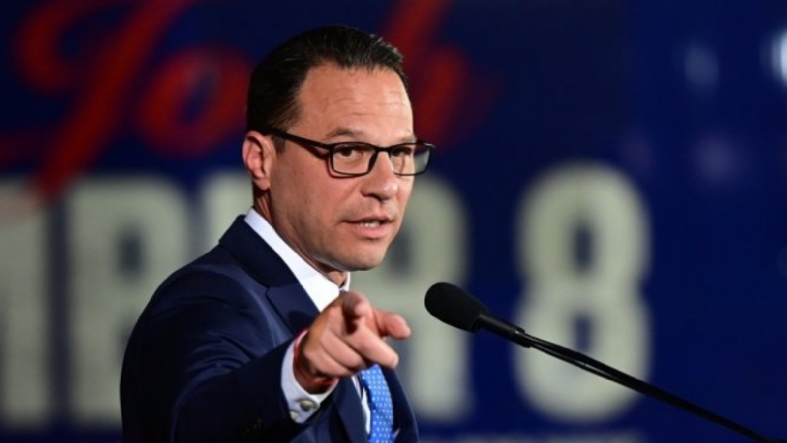 المرشح الديمقراطي لمنصب الحاكم جوش شابيرو يلقي خطاب النصر لأنصاره في مركز معارض فيلادلفيا الكبرى في 8 نوفمبر 2022 في أوكس، بنسلفانيا