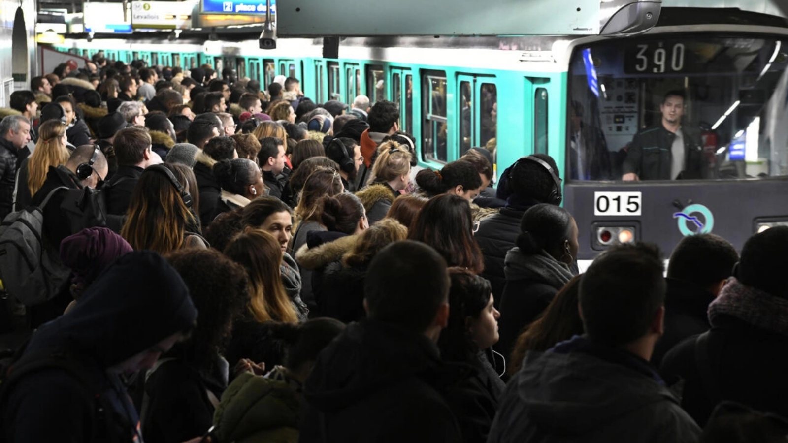 محطة مترو سان لازار في العاصمة الفرنسية باريس في 07 يناير 2022 