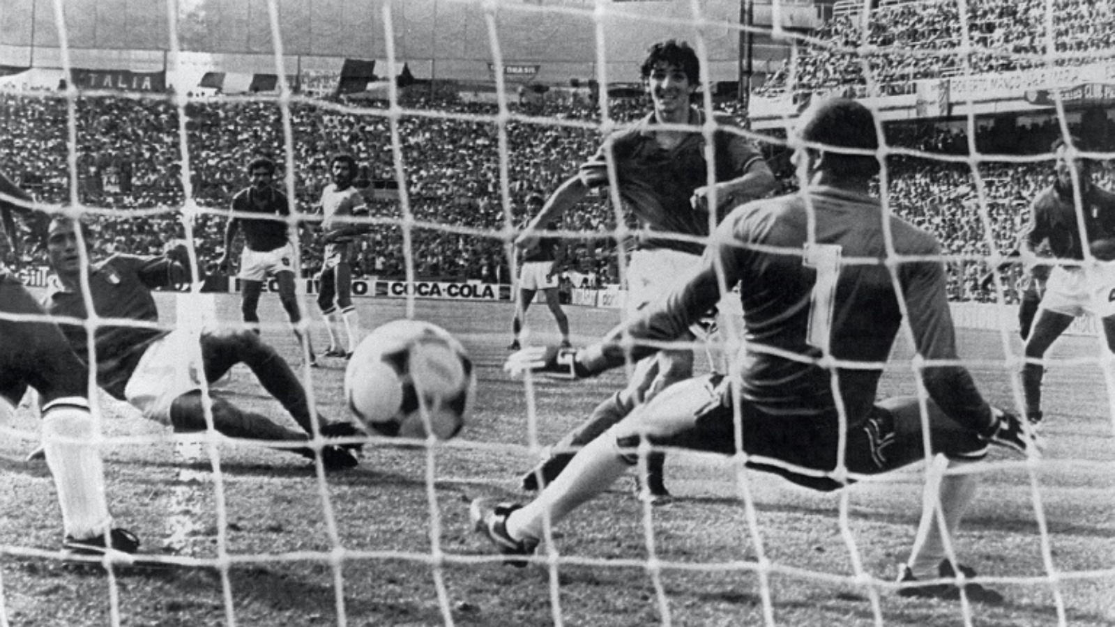 الإيطالي باولو روسي (وسط) يسجل في مرمى البرازيل خلال الدور الثاني من مونديال 1982