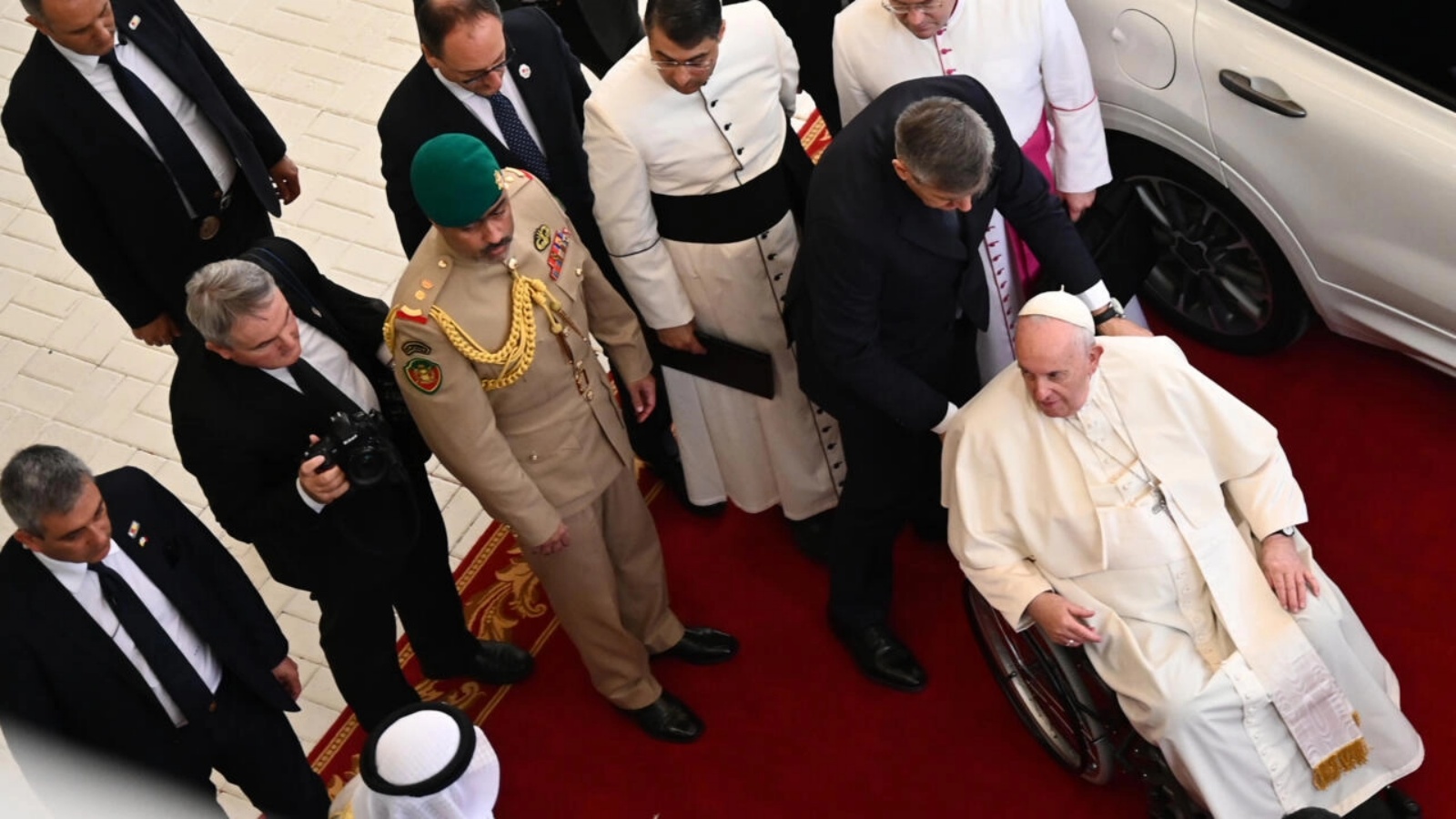 البابا فرنسيس يصل إلى كنيسة القلب المقدس في المنامة في 6 نوفمبر 2022