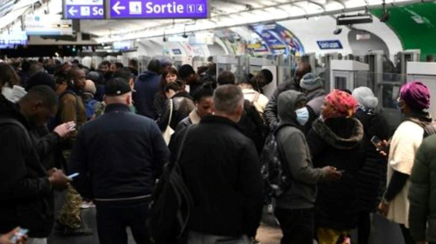 صورة مؤرخة في 10 تشرين الثاني/نوفبمر 2022 من محطة مترو سان لازار في باريس