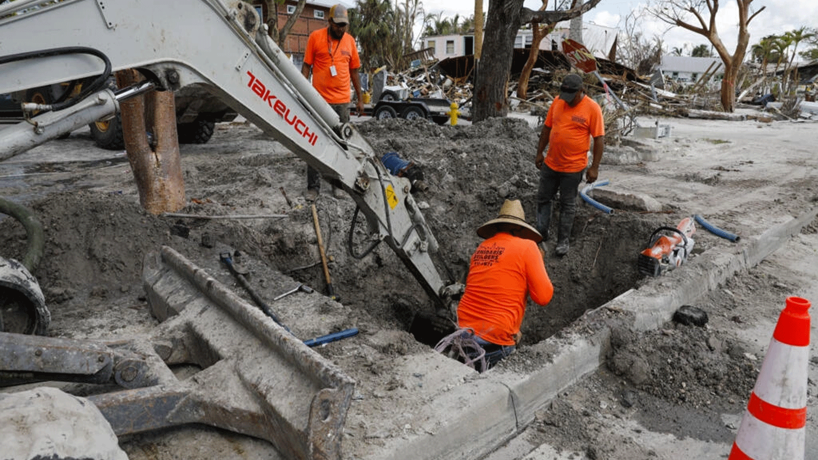 عمال البناء يكدحون لاستعادة الخدمات في فورت مايرز بيتش، فلوريدا.2 تشرين الثاني\نوفمبر 2022