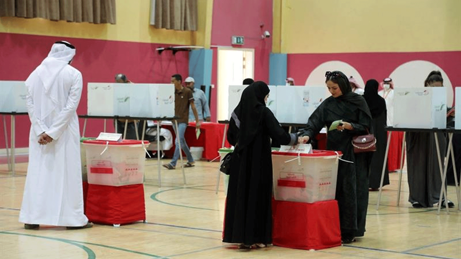 امرأة بحرينية تُدلي بصوتها في مركز اقتراع بمدينة جدحفص، على بعد حوالي 3 كيلومترات غرب العاصمة المنامة ، خلال الانتخابات البرلمانية. 12 تشرين الثاني\ نوفمبر 2022.