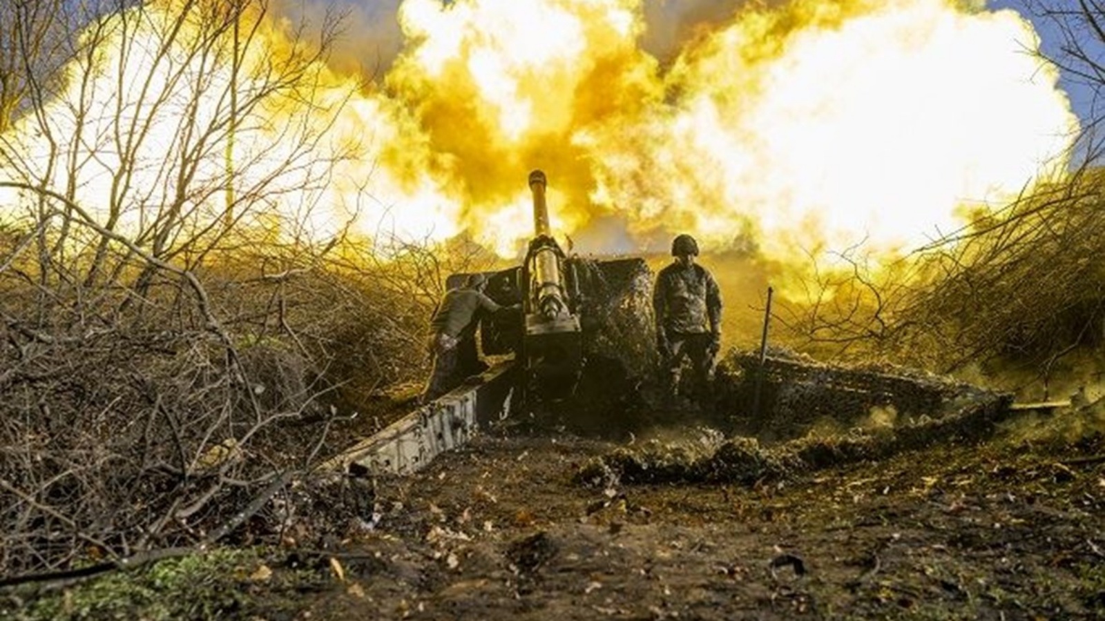 جندي أوكراني من وحدة مدفعية يطلق النار باتجاه مواقع روسية