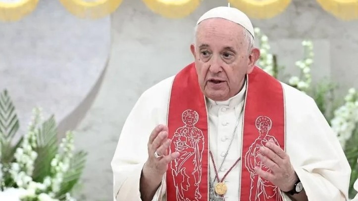 البابا فرنسيس يخاطب الحضور في كنيسة القلب المقدس في العاصمة البحرينية المنامة، في 6 نوفمبر 2022