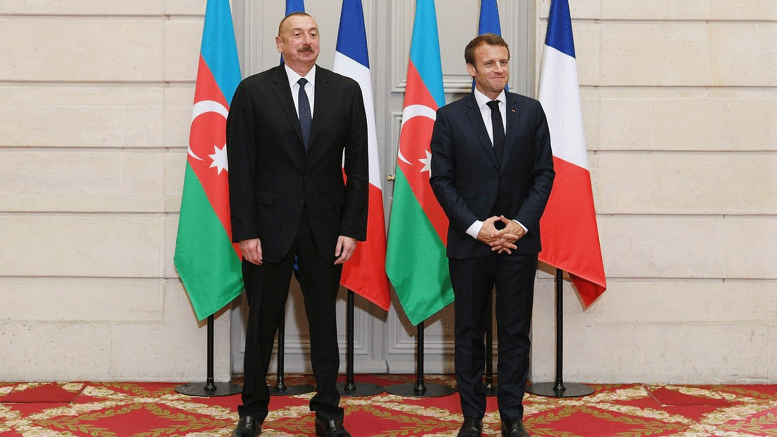صورة أرشيفية للرئيسين الفرنسي إيمانويل ماكرون والأذربيجاني إلهام علييف(الرئاسة الأذربيجانية)