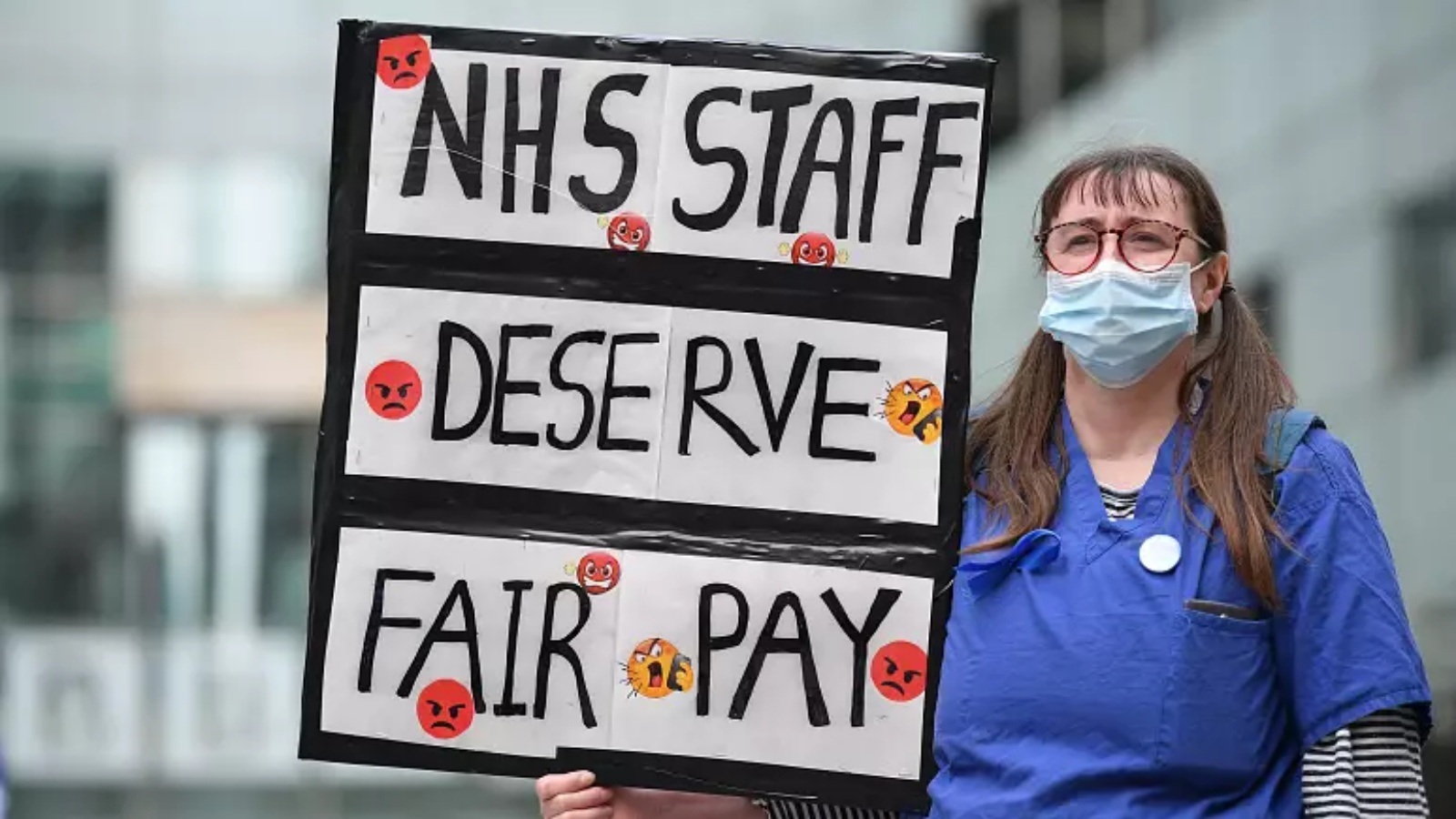 ممرضة تحمل لافتة أثناء مظاهرة في لندن حيث تدعو إلى زيادة أجور طاقم التمريض 20 ديسمبر 2020