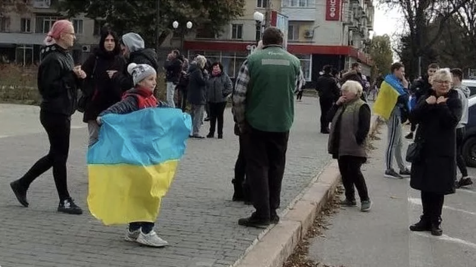 سكان خيرسون يحملون أعلام أوكرانيا