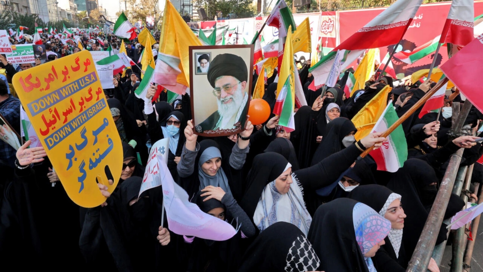 إيرانيون خارج مقر السفارة الأميركية في طهران بتاريخ 4 نوفمبر 2022 