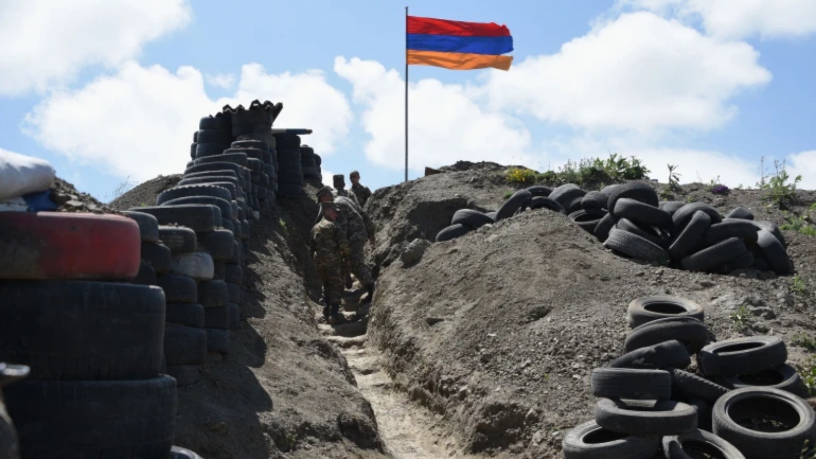 جنود يسيرون في خندق عند نقطة تفتيش حدودية بين أرمينيا وأذربيجان بالقرب من قرية سوتك، أرمينيا
