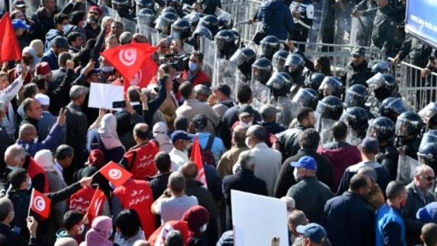 متظاهرون تونسيون يحتجون أمام مقر البرلمان في 14 تشرين الثاني/نوفمبر على قرارات الرئيس قيس سعيّد