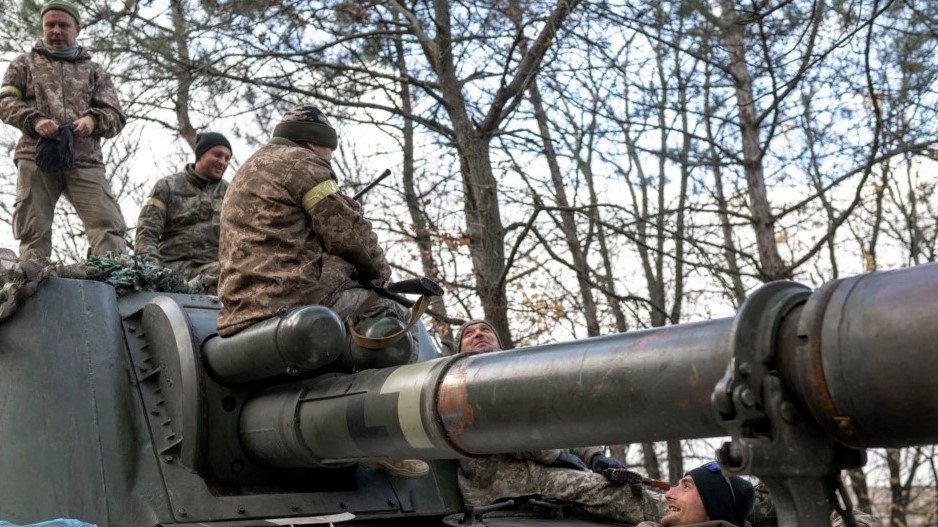أعضاء وحدة المدفعية الأوكرانية يستعدون لإطلاق النار باتجاه خيرسون في 28 أكتوبر 2022 ، خارج منطقة خيرسون ، وسط الغزو العسكري الروسي على أوكرانيا.