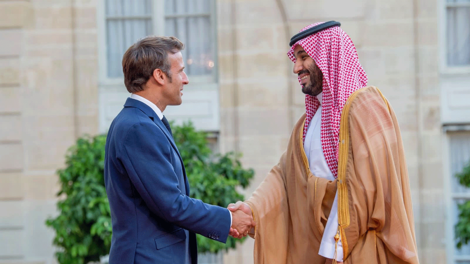 صورة التُقِطَت في باريس 28 يوليو \تموز 2022 للرئيس الفرنسي إيمانويل ماكرون أثناء استقباله لولي العهد السعودي الأمير محمد بن سلمان لإجراء محادثات في العاصمة باريس.