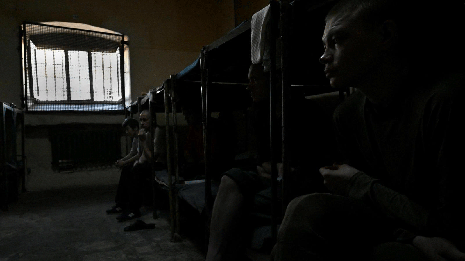 صورة من ملف وكالة فرانس برس لأسرى حرب روس يجلسون في زنزانة في سجن لوكيانيفسكا \كييف