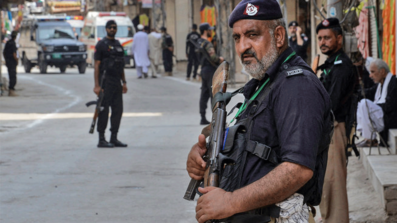 صورة أرشيفية للشرطة الباكستانية تقف بدورية حراسة في بيشاور. 7 أغسطس \آب 2022.