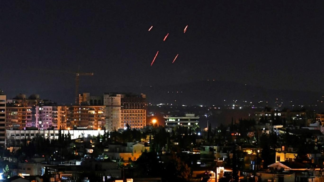 انفجارات بعد قصف إسرائيلي بأربعة صواريخ استهدف منطقة مطار الشعيرات العسكري