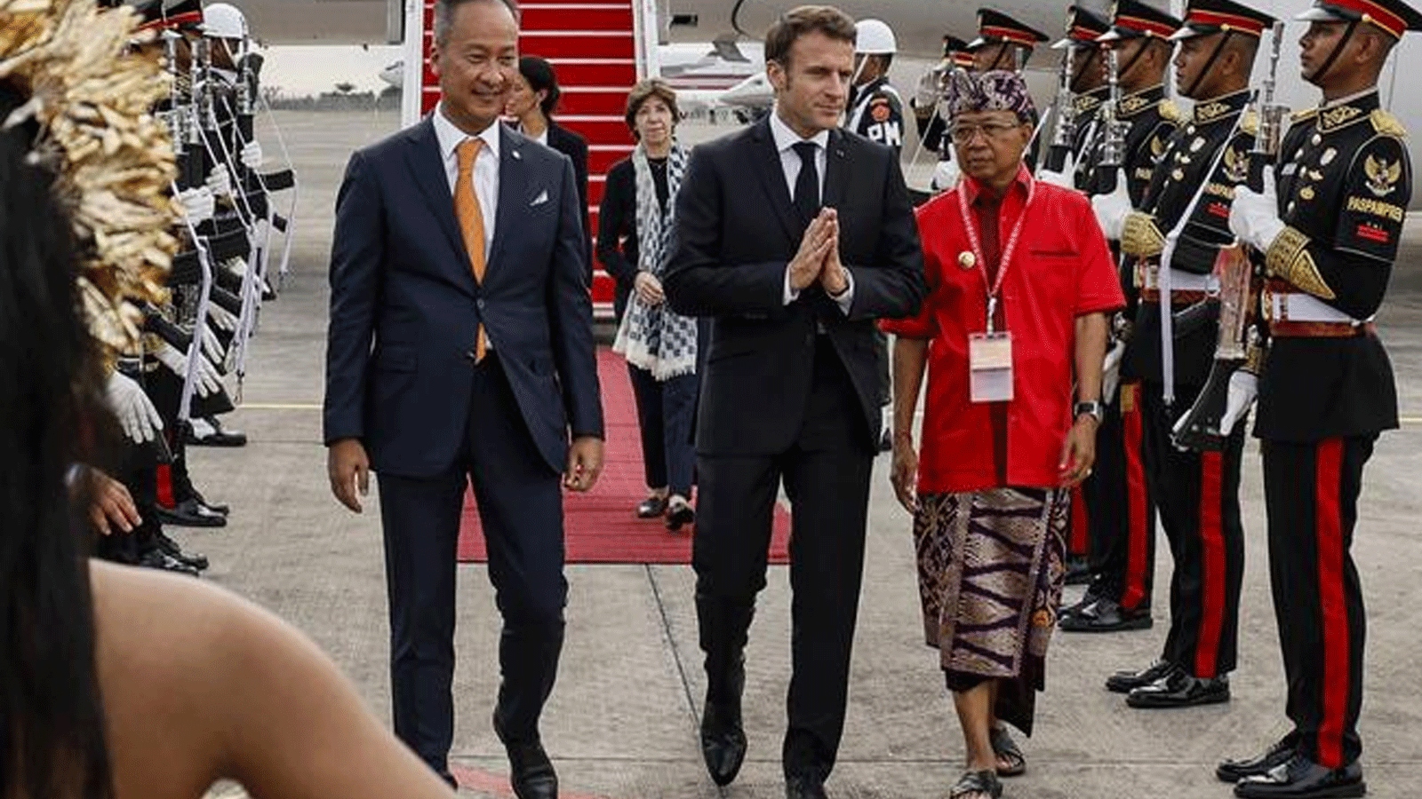 الرئيس الفرنسي إيمانويل ماكرون يصل لحضور قمة مجموعة العشرين في مطار نجوراه راي الدولي في دينباسار في منتجع جزيرة بالي الإندونيسية. 14تشرين الثاني\ نوفمبر 2022