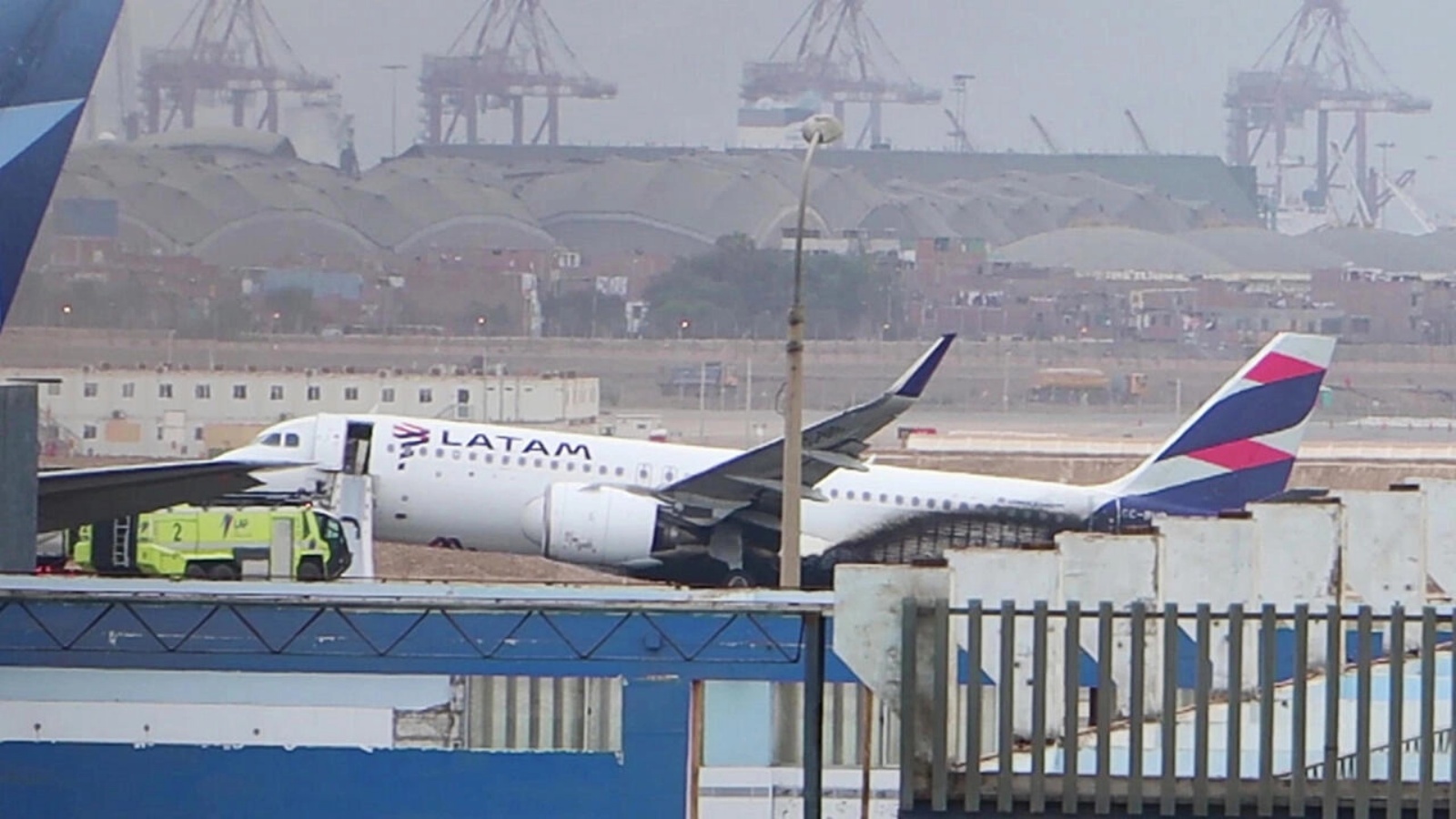 صورة من تسجيل فيديو لفرانس برس لطائرة بعد اصطدامها بشاحنة خلال إقلاعها في مطار العاصمة البيروفية ليما في 18 نوفمبر 2022