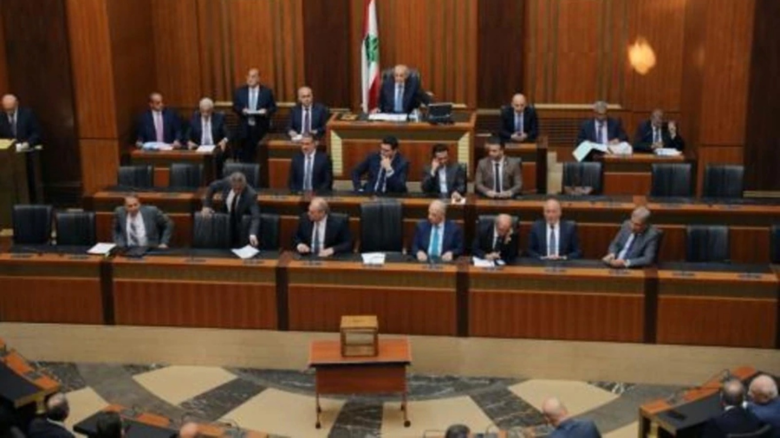 رئيس مجلس النواب اللبناني (وسط أعلى الصورة) نبيه بري مفتتحا الجلسة الأولى لانتخاب رئيس جديد للبلاد في بيروت في 29 سبتمبر 2022