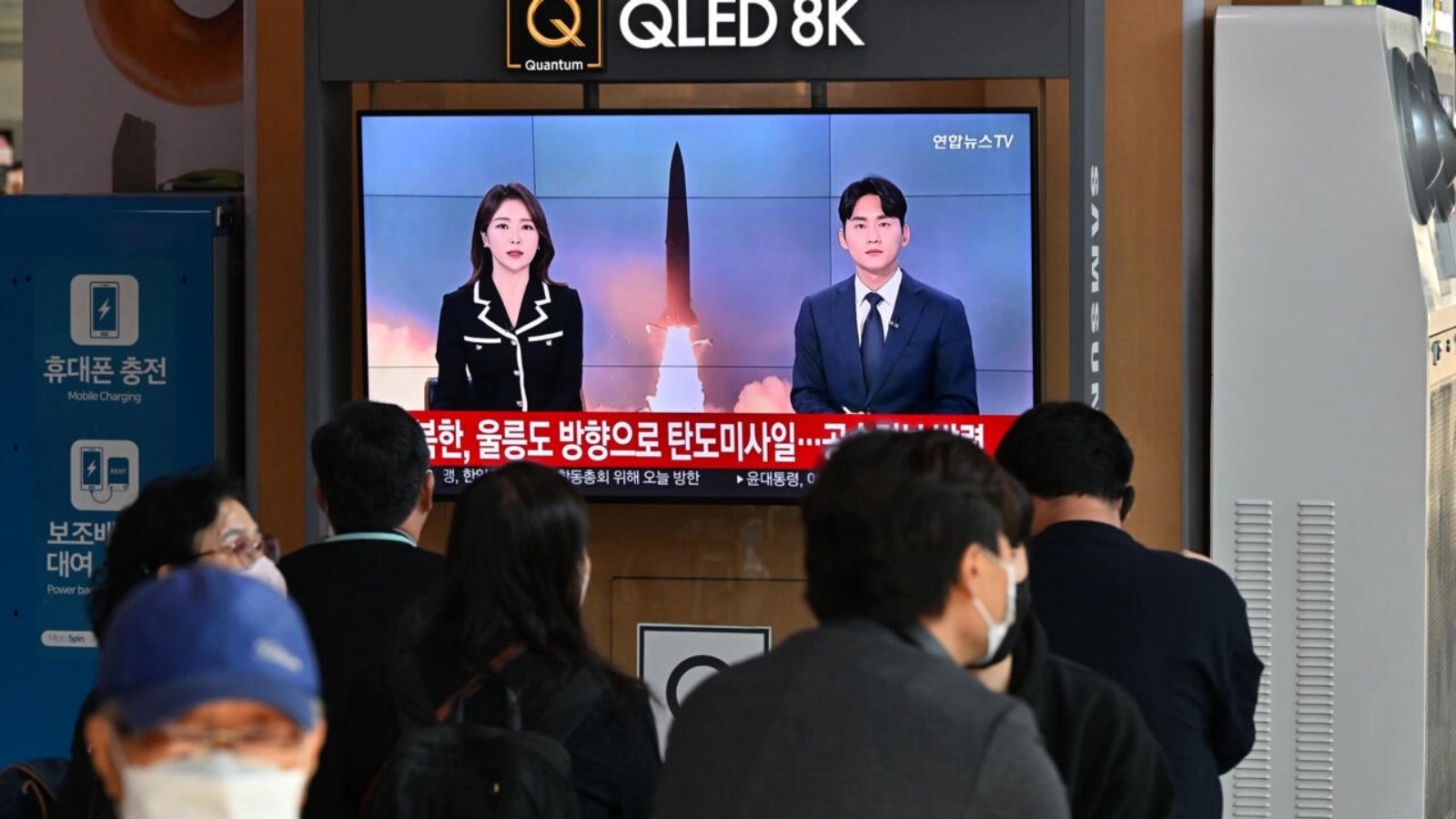 كوريون جنوبيون يتابعون في محطة قطارات نشرة أخبار تبث مشاهد عن تجربة صاروخ كوري شمالي في الثاني من نوفمبر 2022