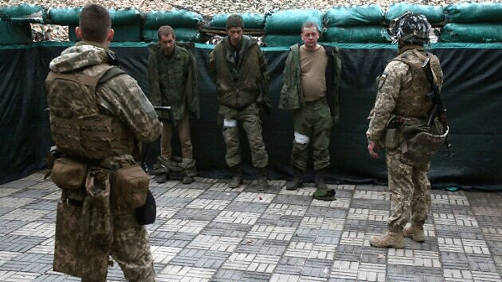 أوكرانيا تستعرض القوات الروسية التي تم أسرها خلال الغزو أمام الكاميرات