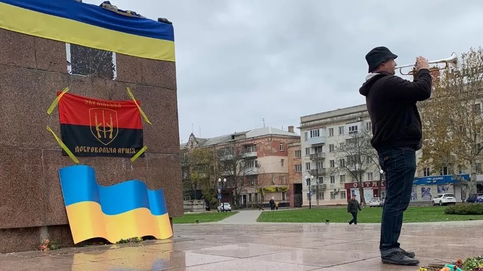 BBC انتشرت أعلام أوكرانيا في مدينة خيرسون منذ تحريرها