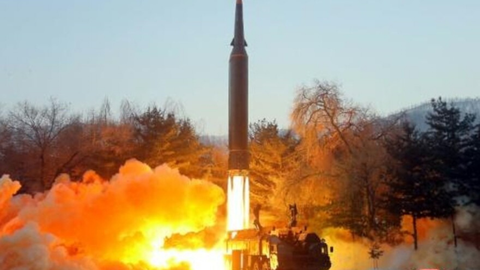 صورة نشرتها وكالة الانباء الكورية الشمالية الرسمية في يناير 2022 تظهر ما وصفته بانه اطلاق صاروخ اسرع من الصوت في 5 من الشهر من مكان غير معروف في كوريا الشمالية