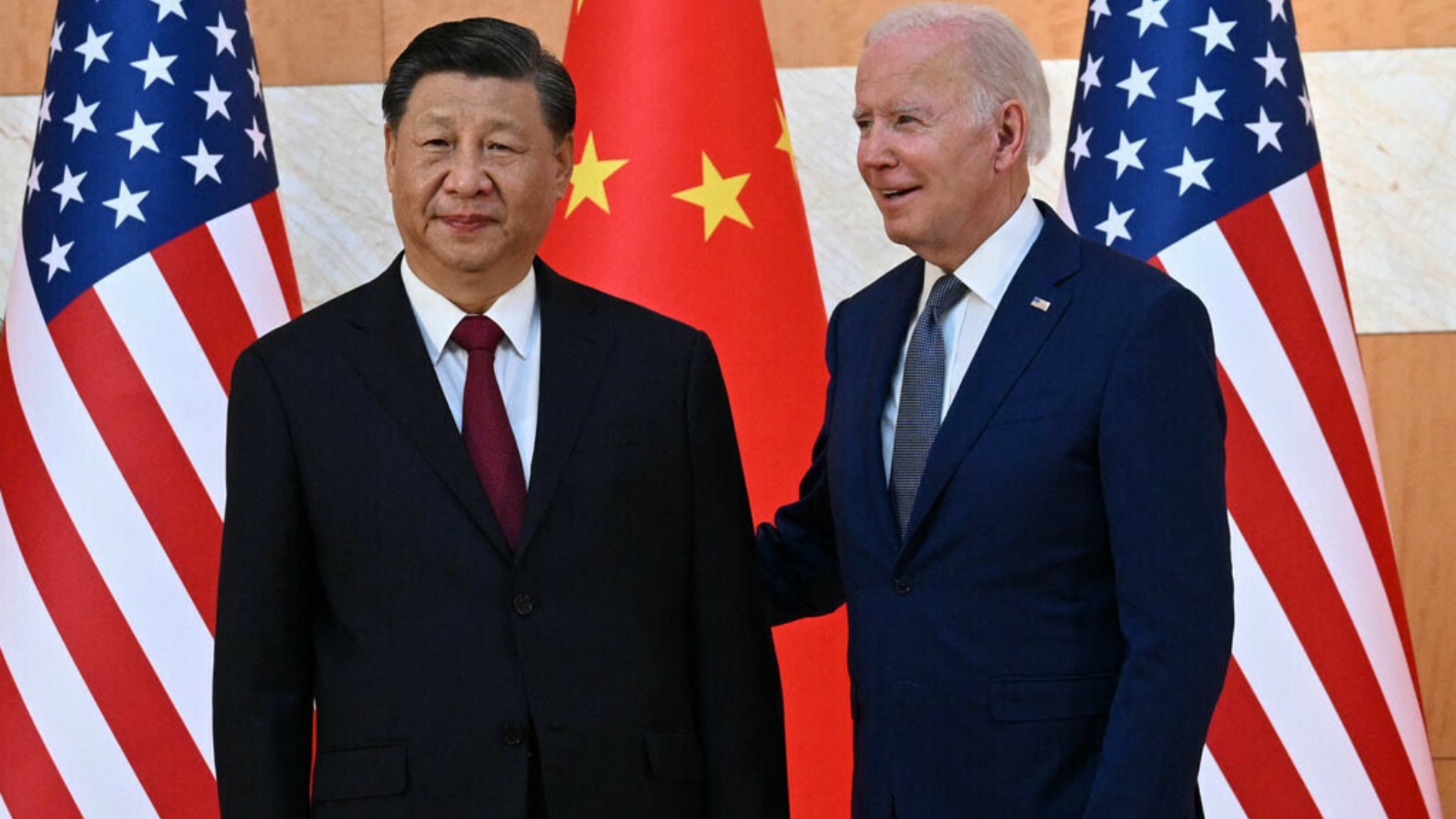 الرئيس الأميركي جو بايدن (إلى اليمين) والرئيس الصيني شي جينبينغ (إلى اليسار) يلتقيان على هامش قمة مجموعة العشرين في نوسا دوا في منتجع جزيرة بالي الإندونيسية في 14 نوفمبر.