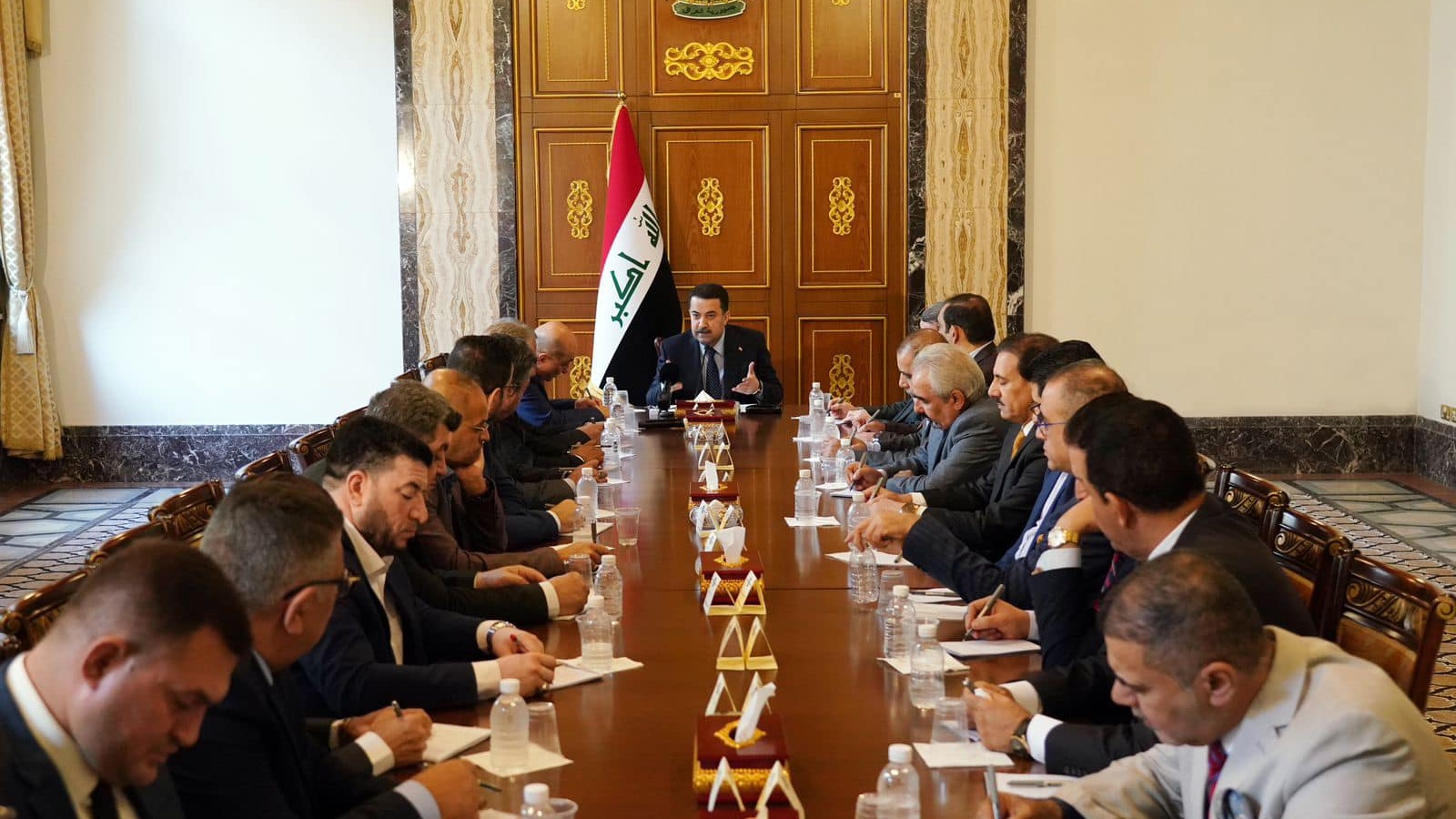 السوداني مجتمعا السبت 12 نوفمبر 2022 مع مجموعة من المحللين السياسيين حيث تعهد بفتح ما اسماها بالمحظور من ملفات الفساد (مكتبه)