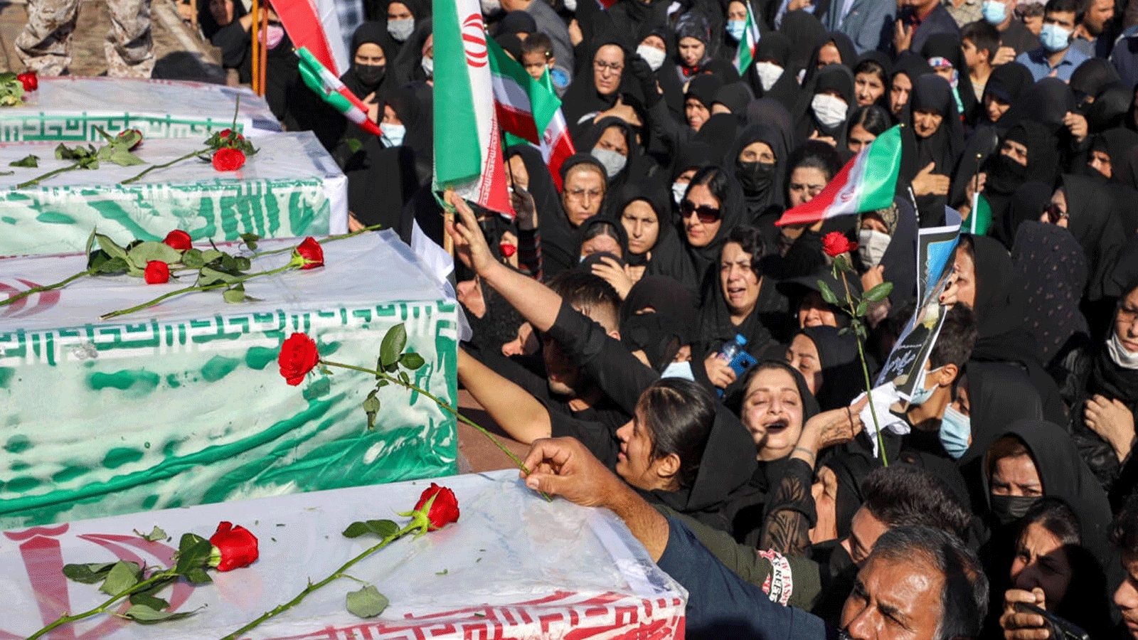 إيرانيون يشاركون في جنازة بمدينة إيزه الواقعة في جنوب غرب البلاد